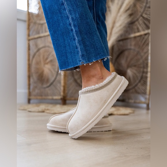 NIB Brand New Sparks Very G Cream Faux Fur Vegan Suede Slippers Slides Shoes - Picture 10 of 11